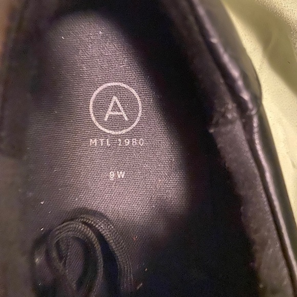 Pennington’s black sneaker - Picture 5 of 5
